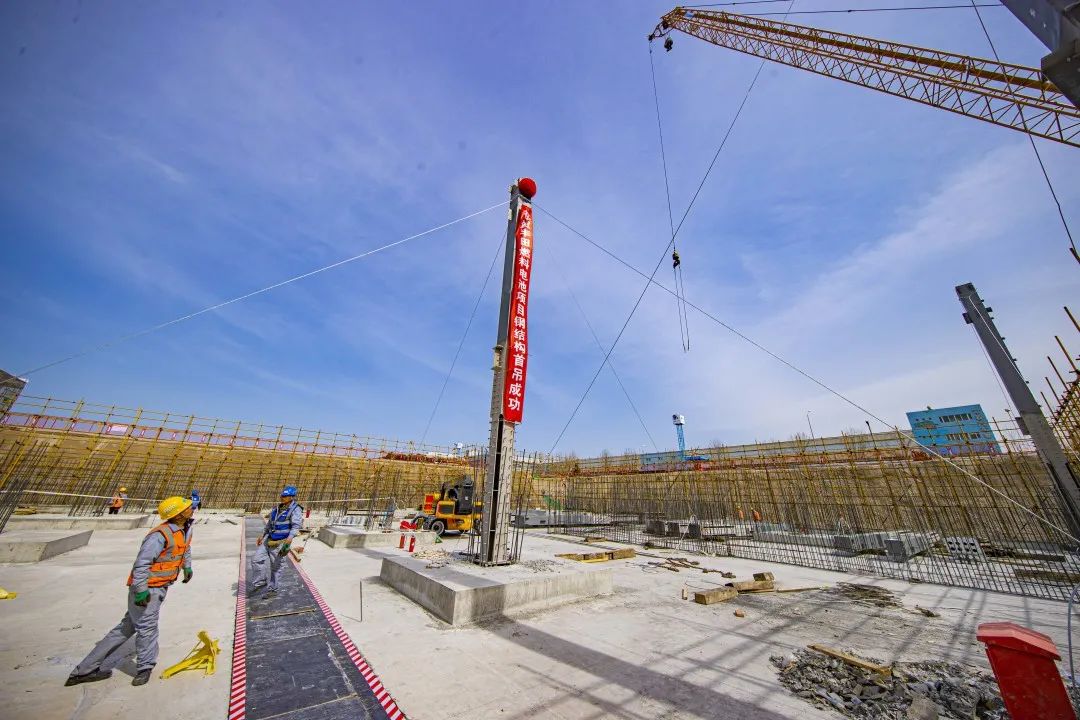 首根鋼柱順利吊裝，北京經開區重大外資項目預計年底竣工